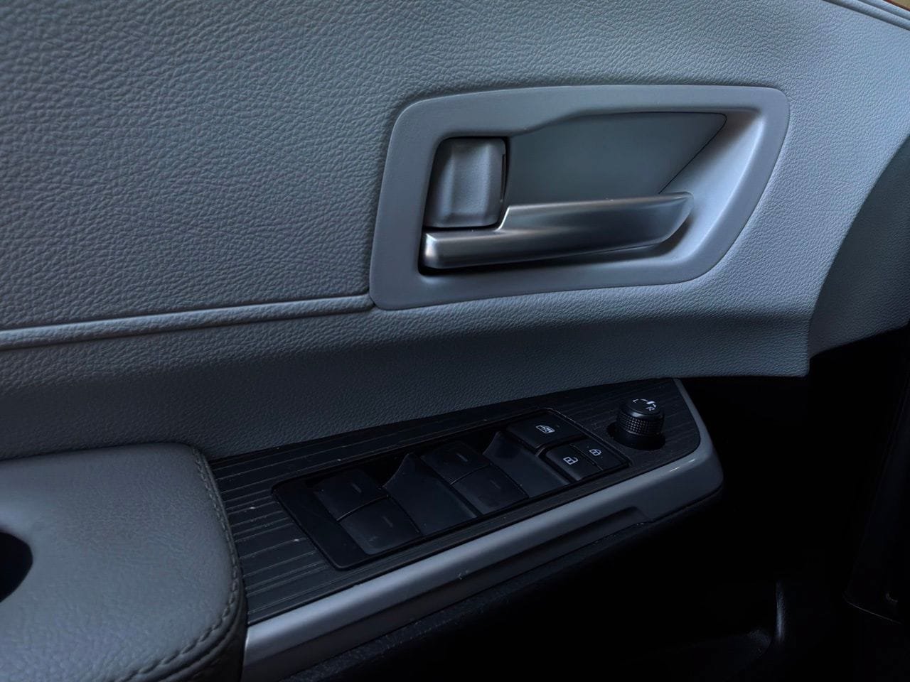 Used 2026 Toyota Sienna XLE FWD image 26