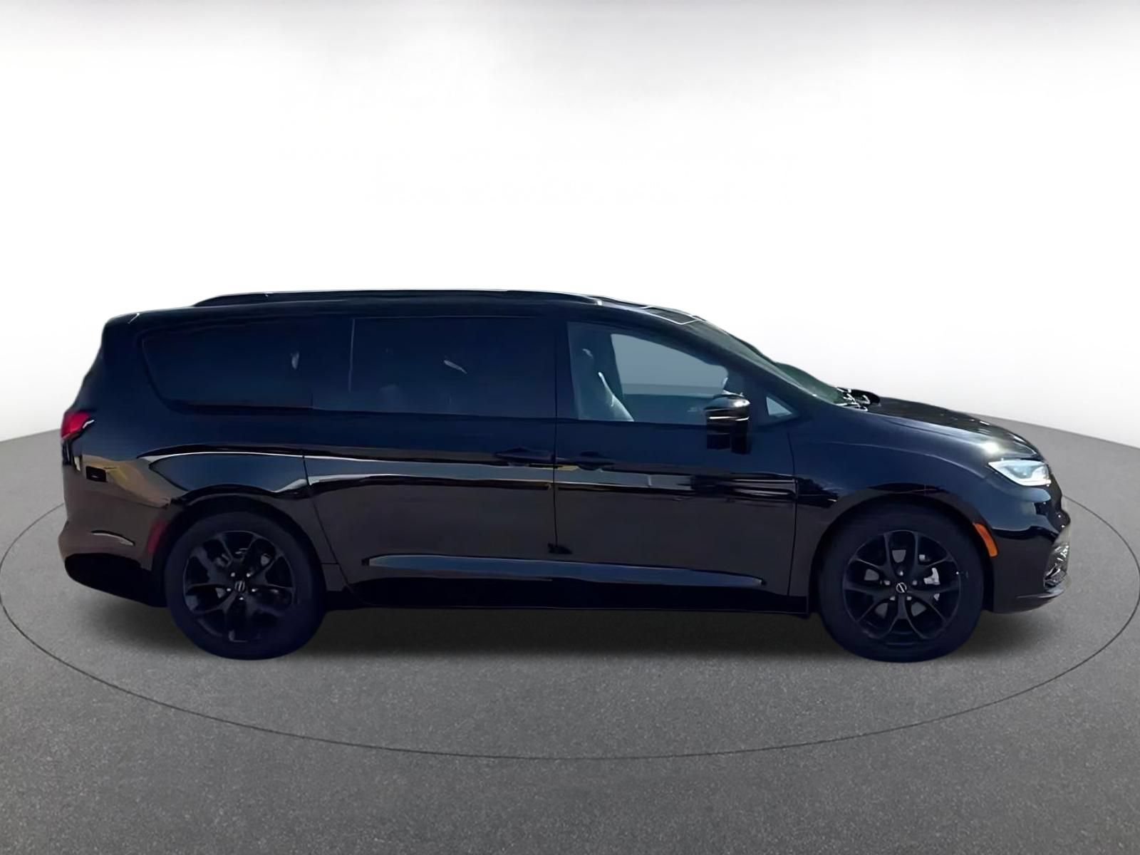 Used 2025 Chrysler Pacifica Limited FWD image 15