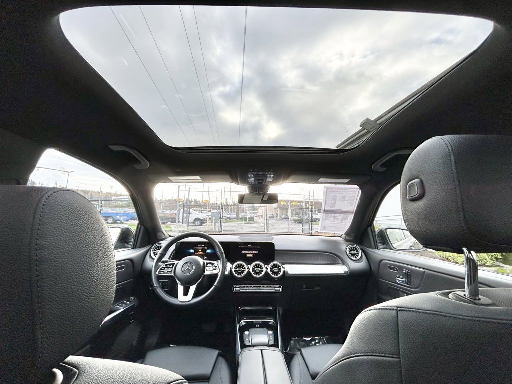 Used 2023 Mercedes-Benz GLB 250 4MATIC w/ Premium Package image 18