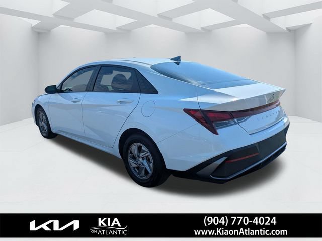 Used 2025 Hyundai Elantra SE FWD image 5