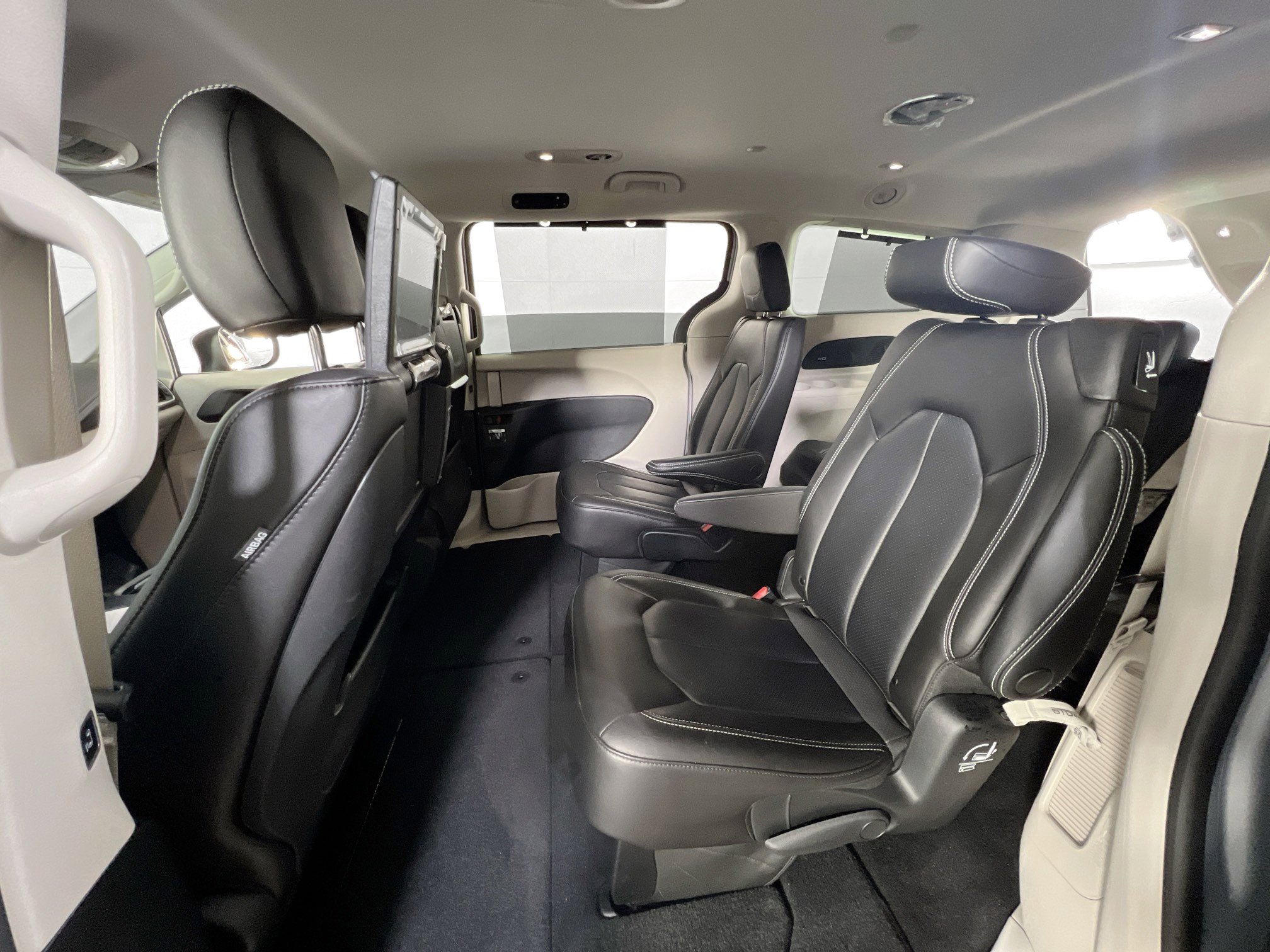 Used 2023 Chrysler Pacifica Touring-L w/ Uconnect Theater Family Group image 24