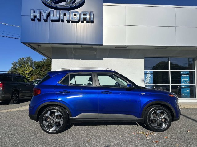 Used 2022 Hyundai Venue SEL FWD image 2