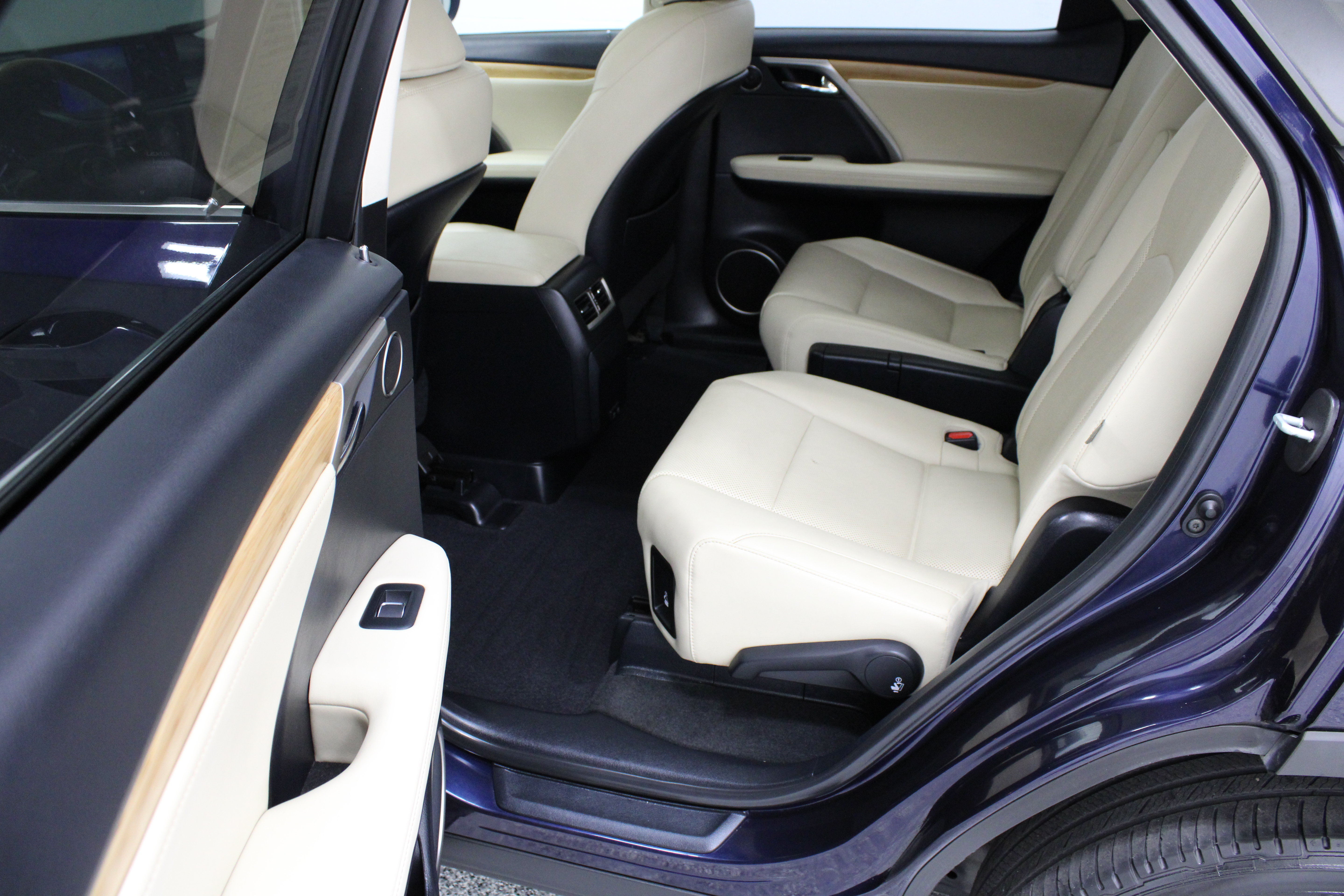 Used 2022 Lexus RX 350L FWD w/ Premium Package image 32