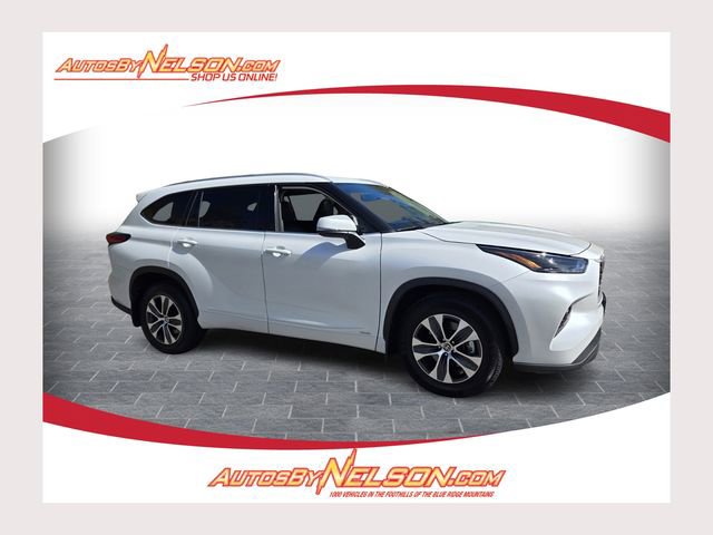 Used 2022 Toyota Highlander XLE AWD/4WD image 1