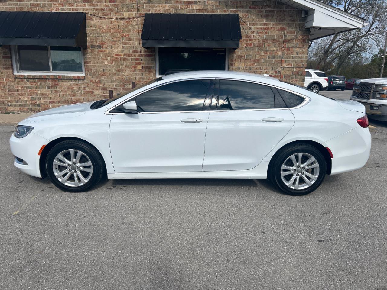 Used 2016 Chrysler 200 Limited w/ Convenience Group FWD image 10