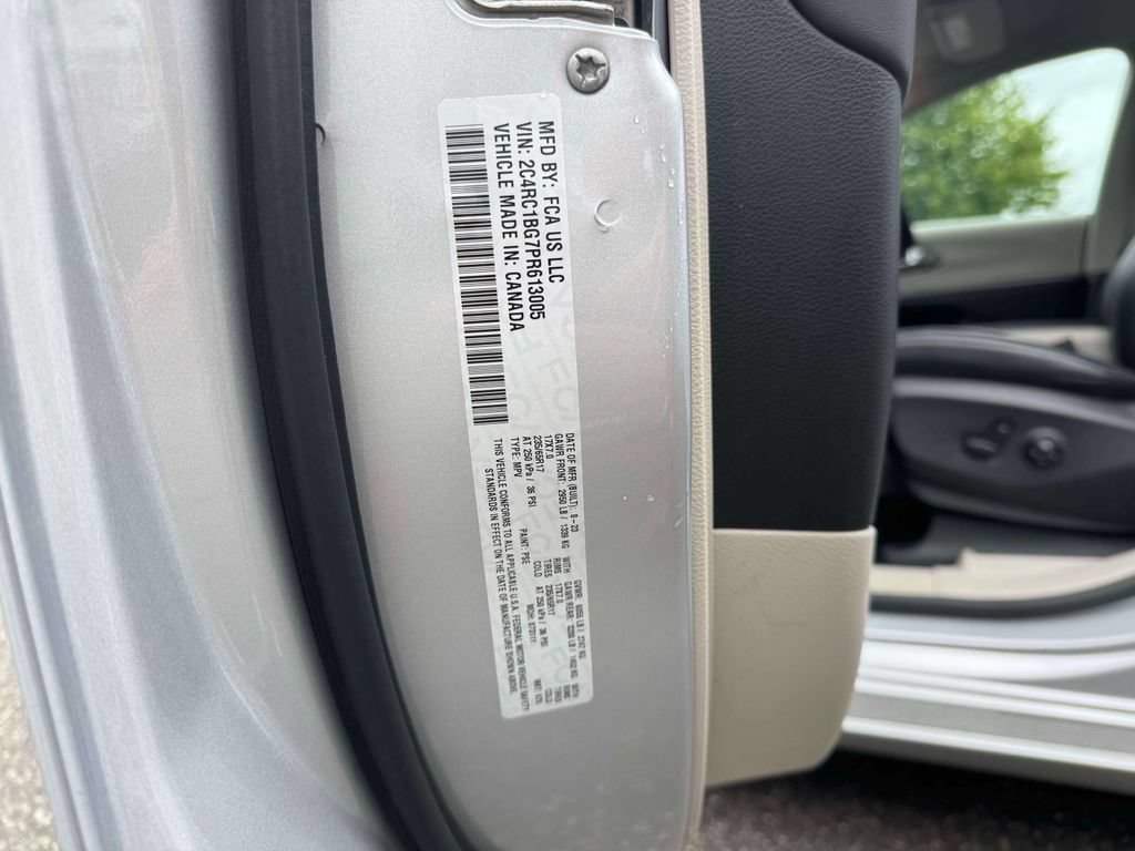 Used 2023 Chrysler Pacifica Touring-L FWD image 13