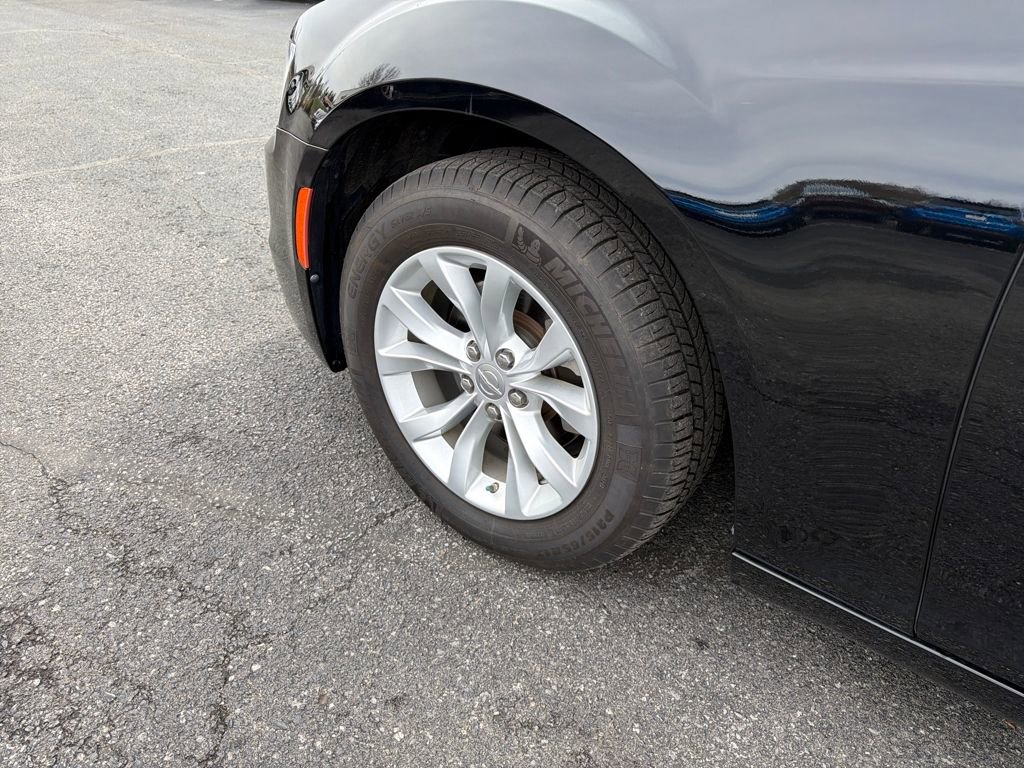 Certified 2022 Chrysler 300 Touring image 23