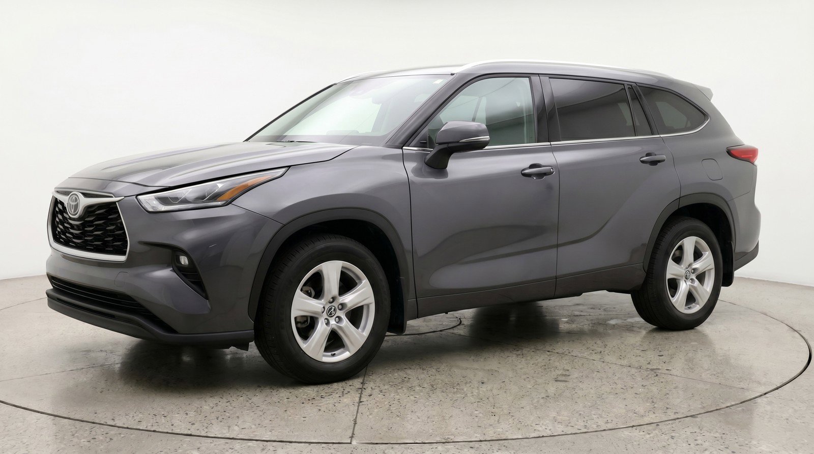 Used 2025 Toyota Highlander LE FWD image 3