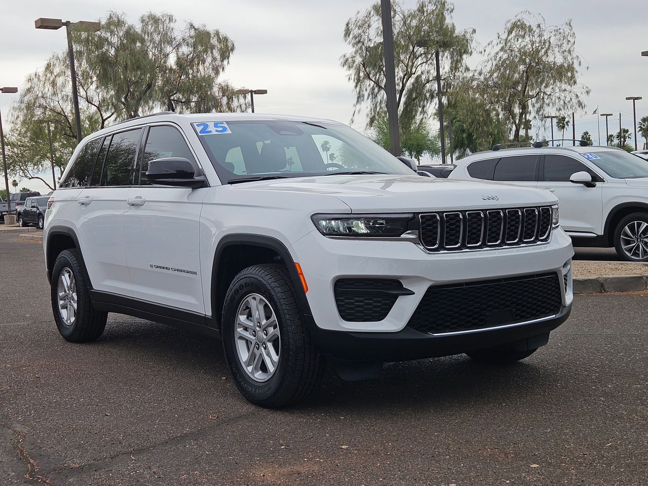 Used 2025 Jeep Grand Cherokee Laredo w/ Trailer Tow Package RWD image 3