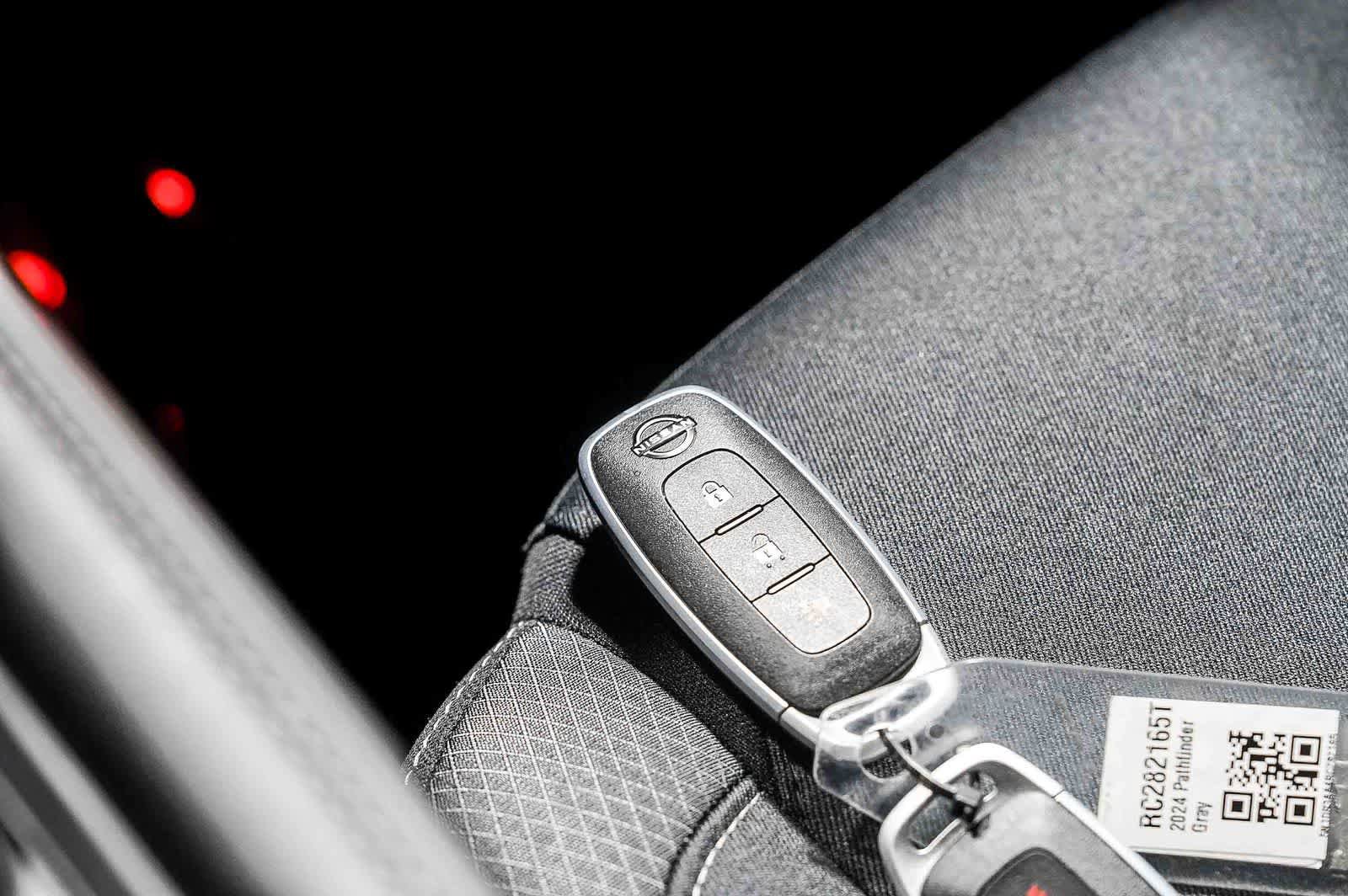Used 2024 Nissan Pathfinder S FWD image 28