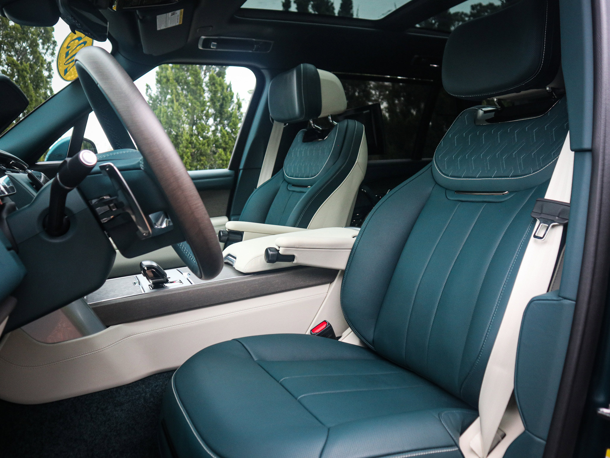 Used 2025 Land Rover Range Rover SV image 21