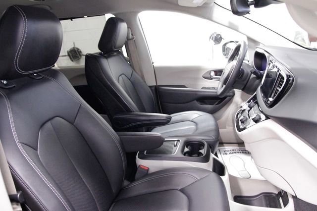 Used 2024 Chrysler Pacifica Touring-L image 12
