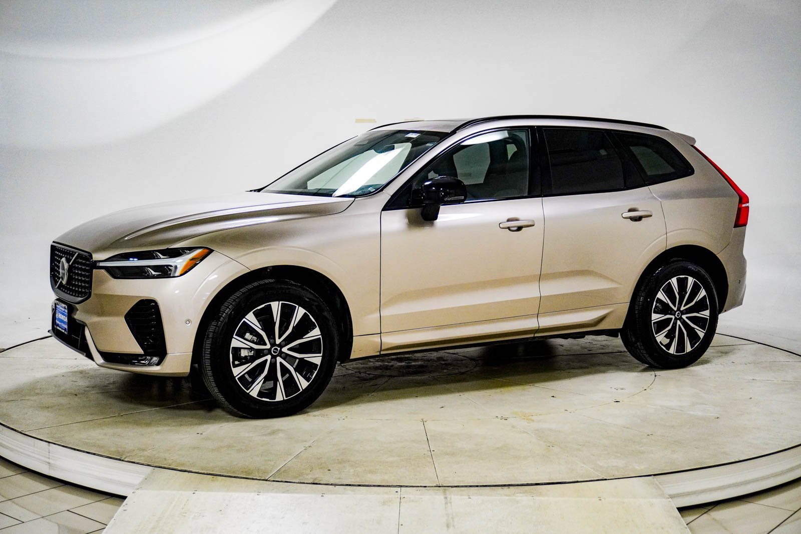 Used 2025 Volvo XC60 B5 Plus image 3