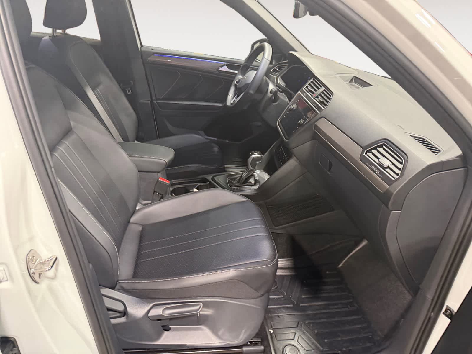 Used 2024 Volkswagen Tiguan SE R-Line FWD image 16
