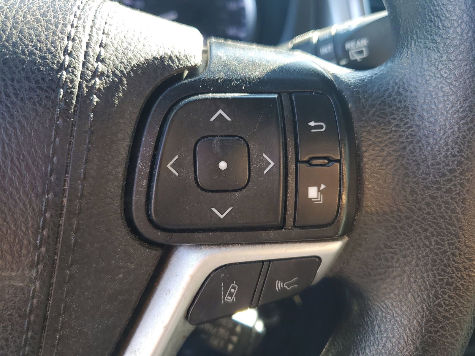 Used 2019 Toyota Highlander LE w/ Carpet Mat Package (TMS) image 28