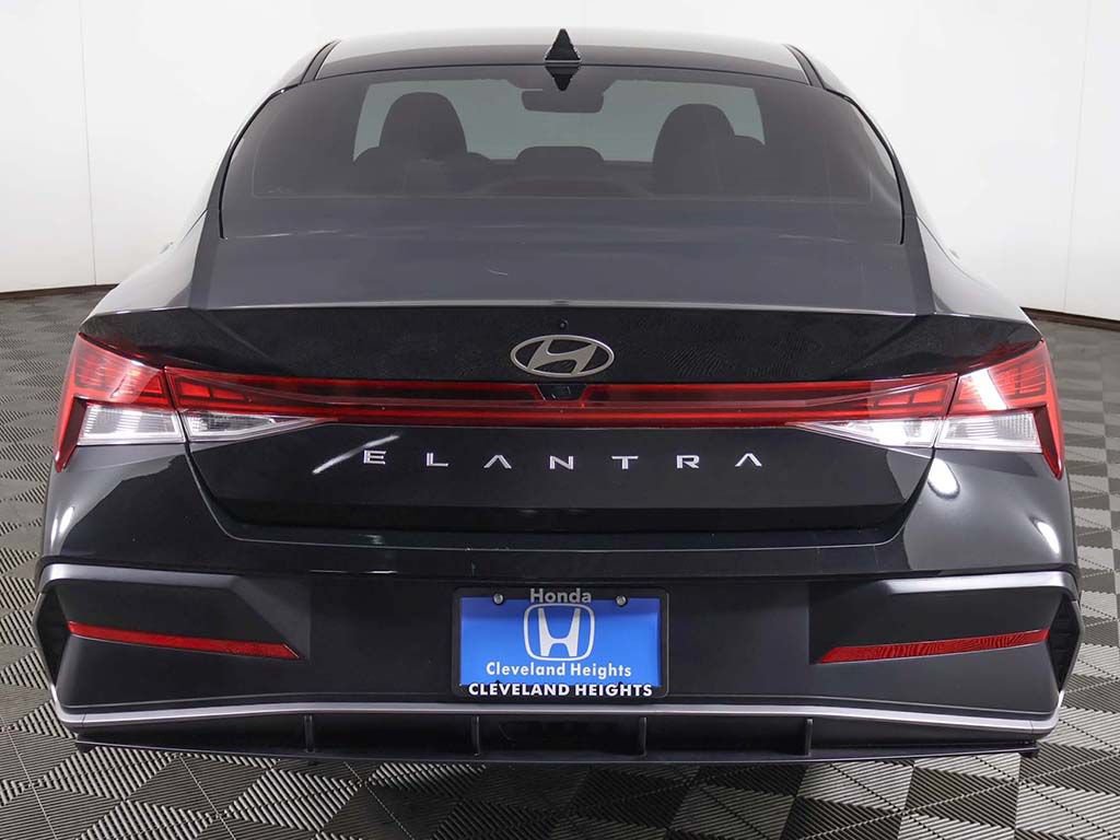 Used 2025 Hyundai Elantra SEL FWD image 13