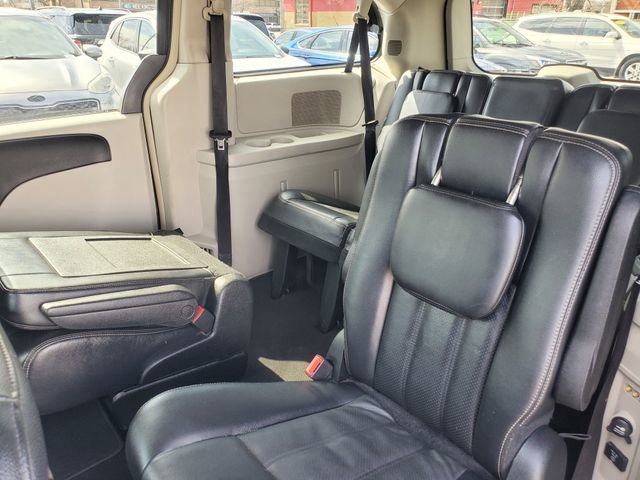 Used 2012 Chrysler Town & Country Touring w/ Entertainment Group #1 FWD image 33