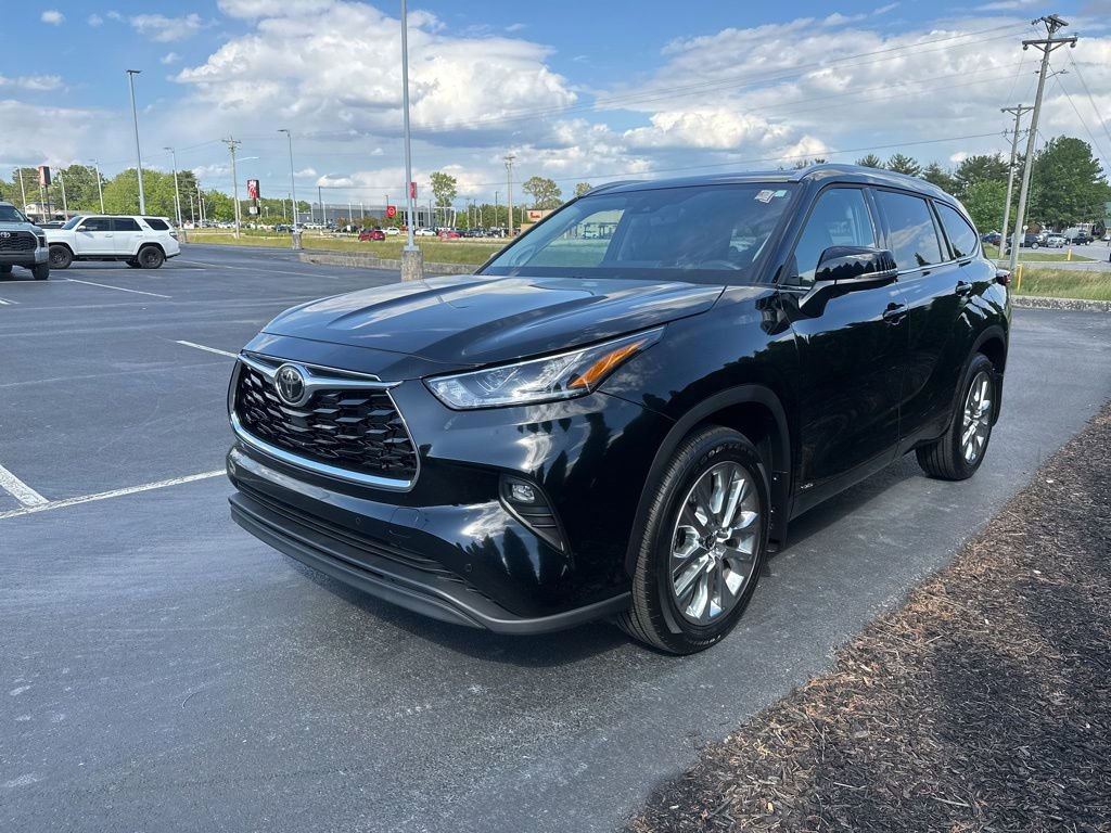 Certified 2025 Toyota Highlander Limited AWD/4WD image 4