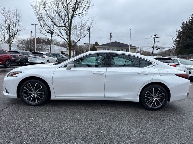 Used 2024 Lexus ES 300h w/ Premium Package image 2