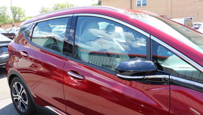 Used 2021 Chevrolet Bolt Premier w/ Infotainment Package FWD image 9
