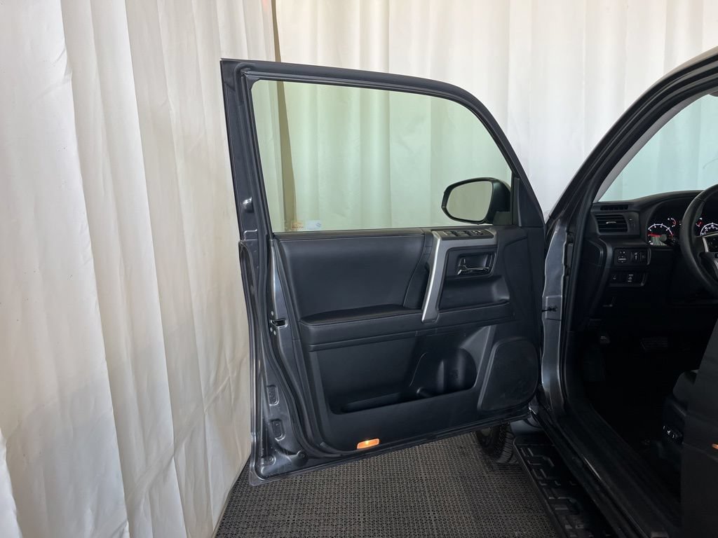 Used 2020 Toyota 4Runner SR5 AWD/4WD image 18