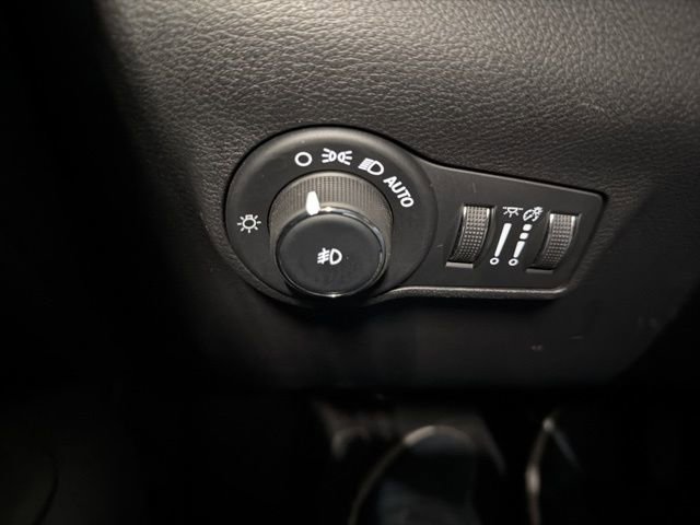 Used 2025 Jeep Compass Trailhawk AWD/4WD image 24