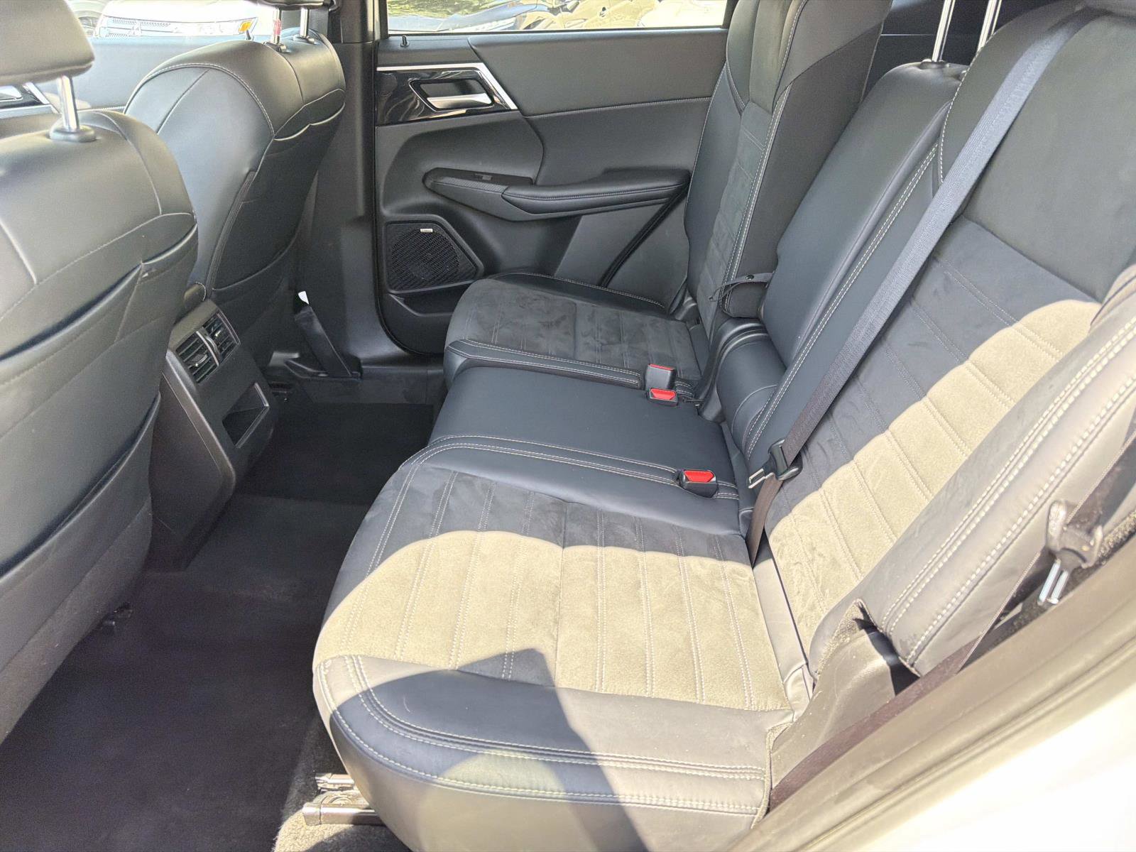 Used 2025 Mitsubishi Outlander SE FWD image 11