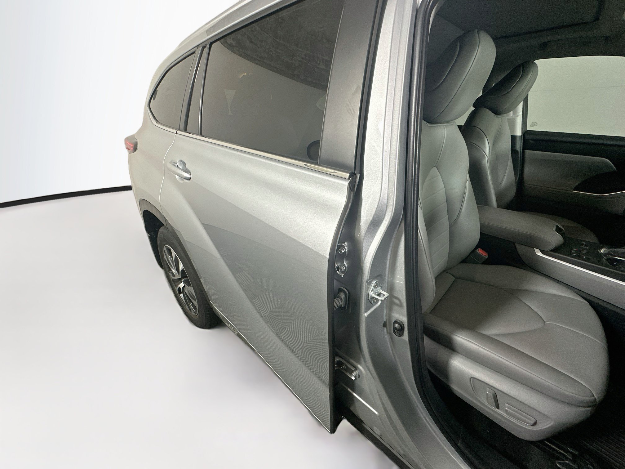 Used 2023 Toyota Highlander XLE FWD image 28