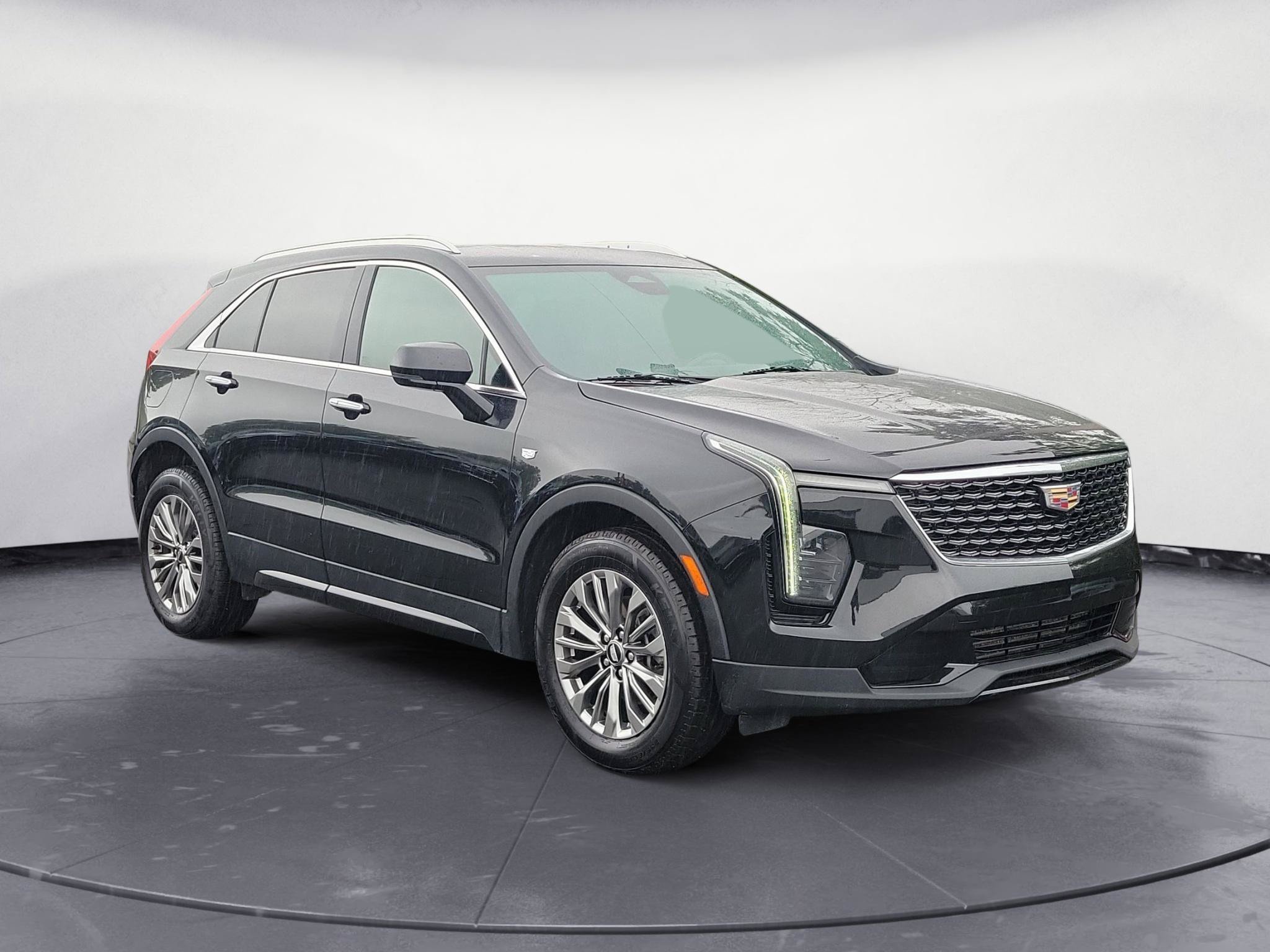 Used 2024 Cadillac XT4 Premium Luxury FWD image 2