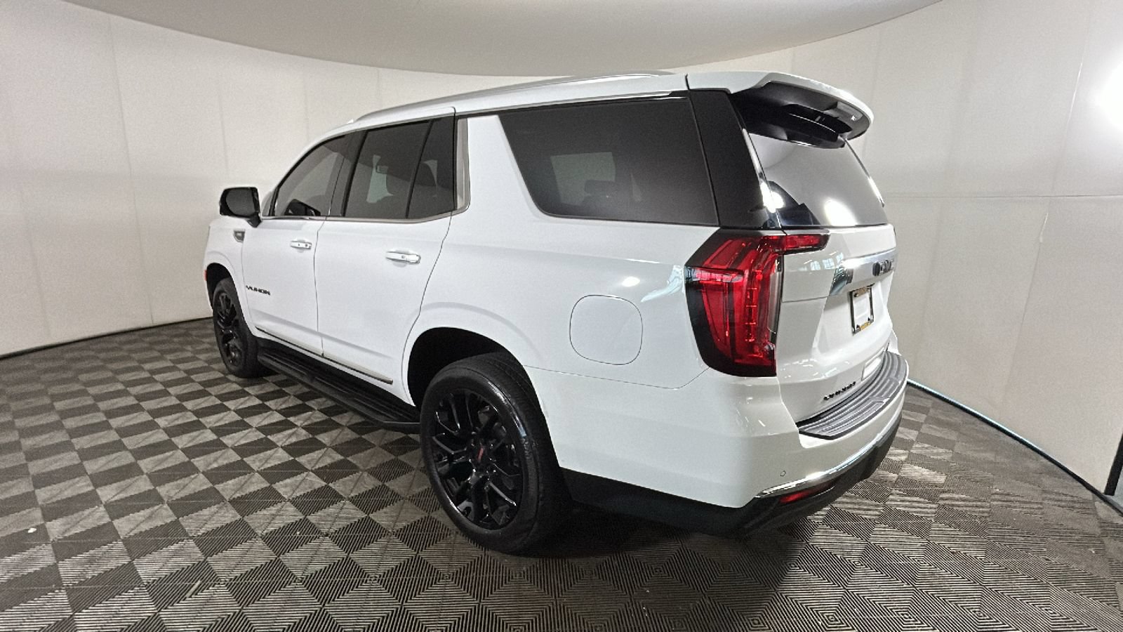 Used 2023 GMC Yukon SLT w/ SLT Premium Package AWD/4WD image 5