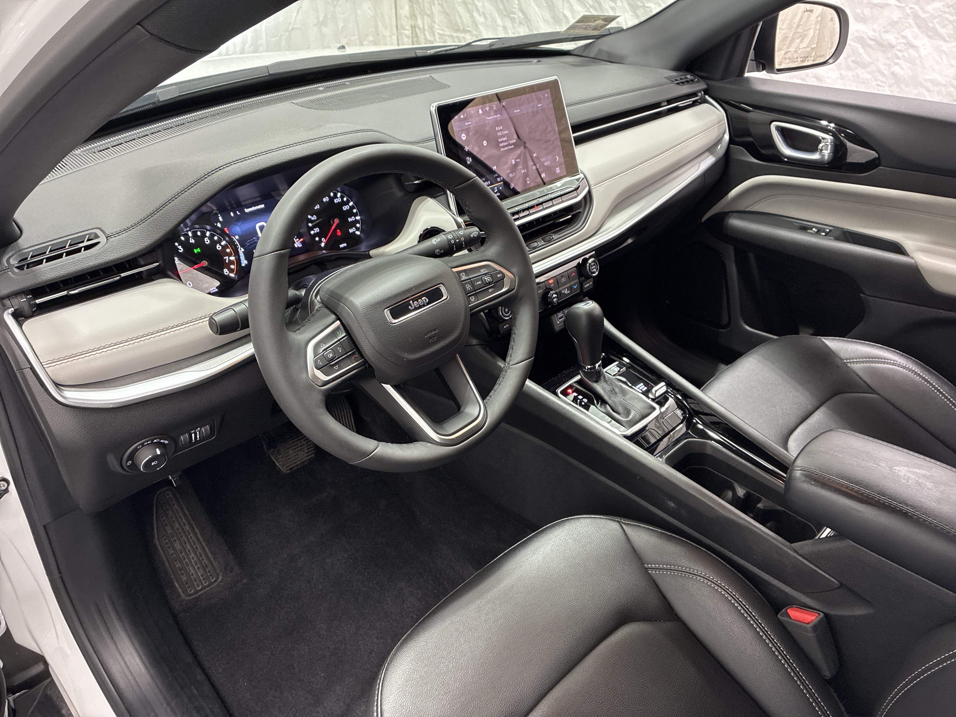 Certified 2025 Jeep Compass Limited AWD/4WD image 17
