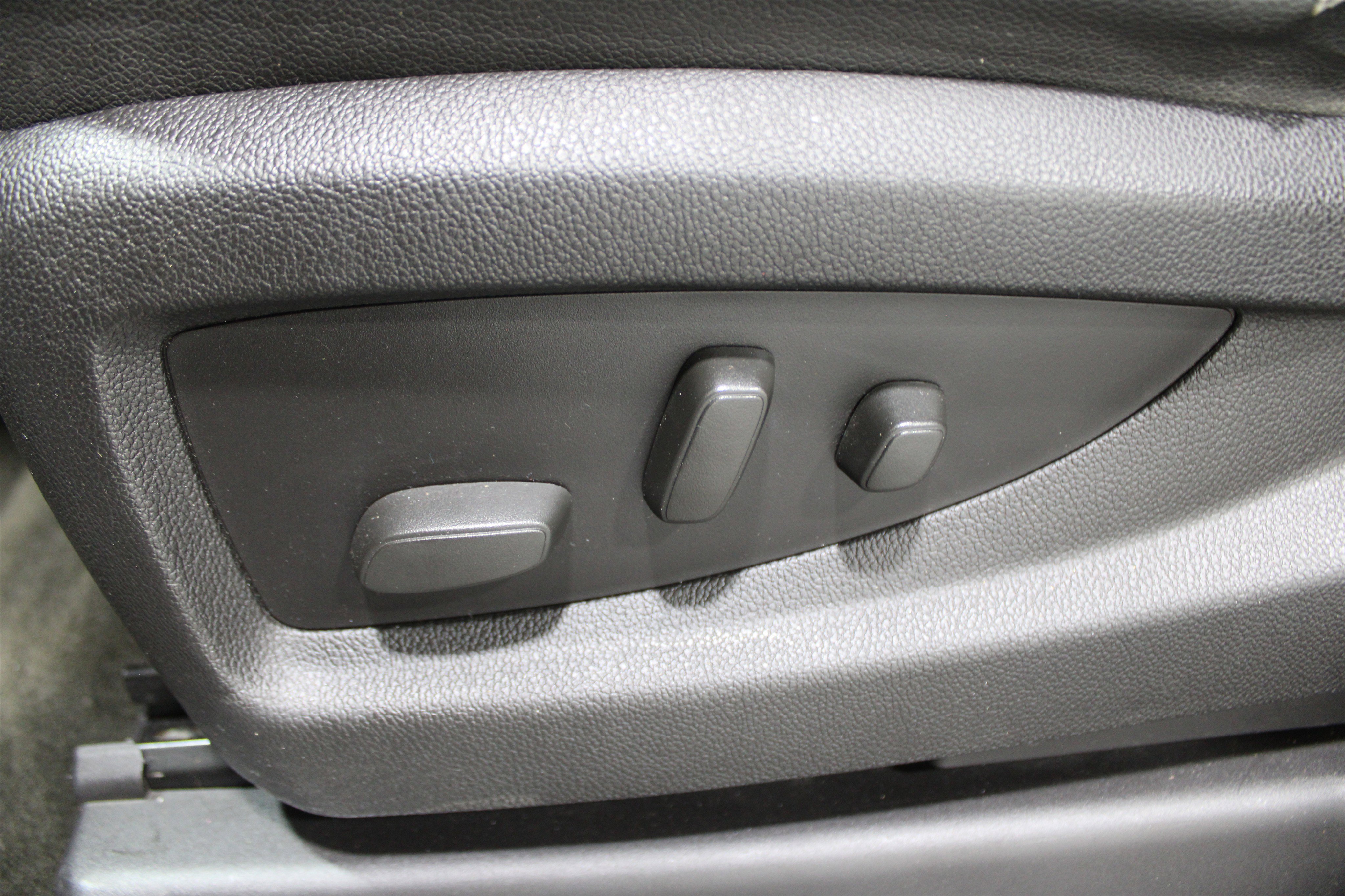 Used 2016 GMC Yukon SLT w/ Open Road Package image 4