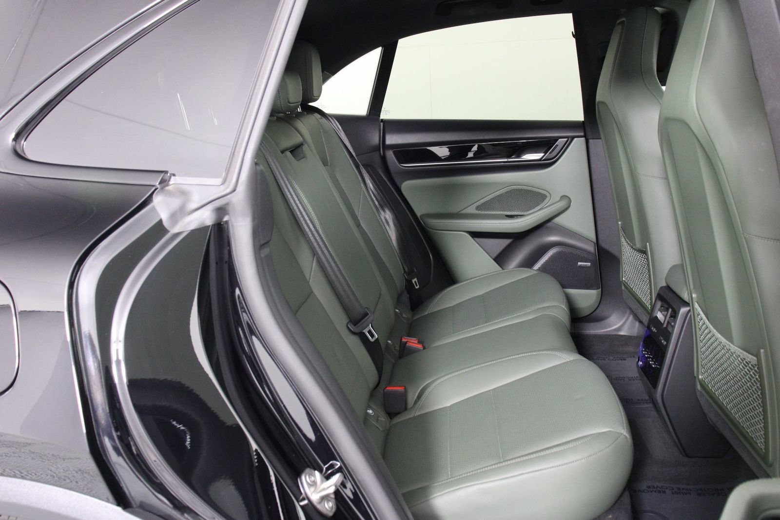 Certified 2025 Porsche Macan 4 Electric AWD/4WD image 30