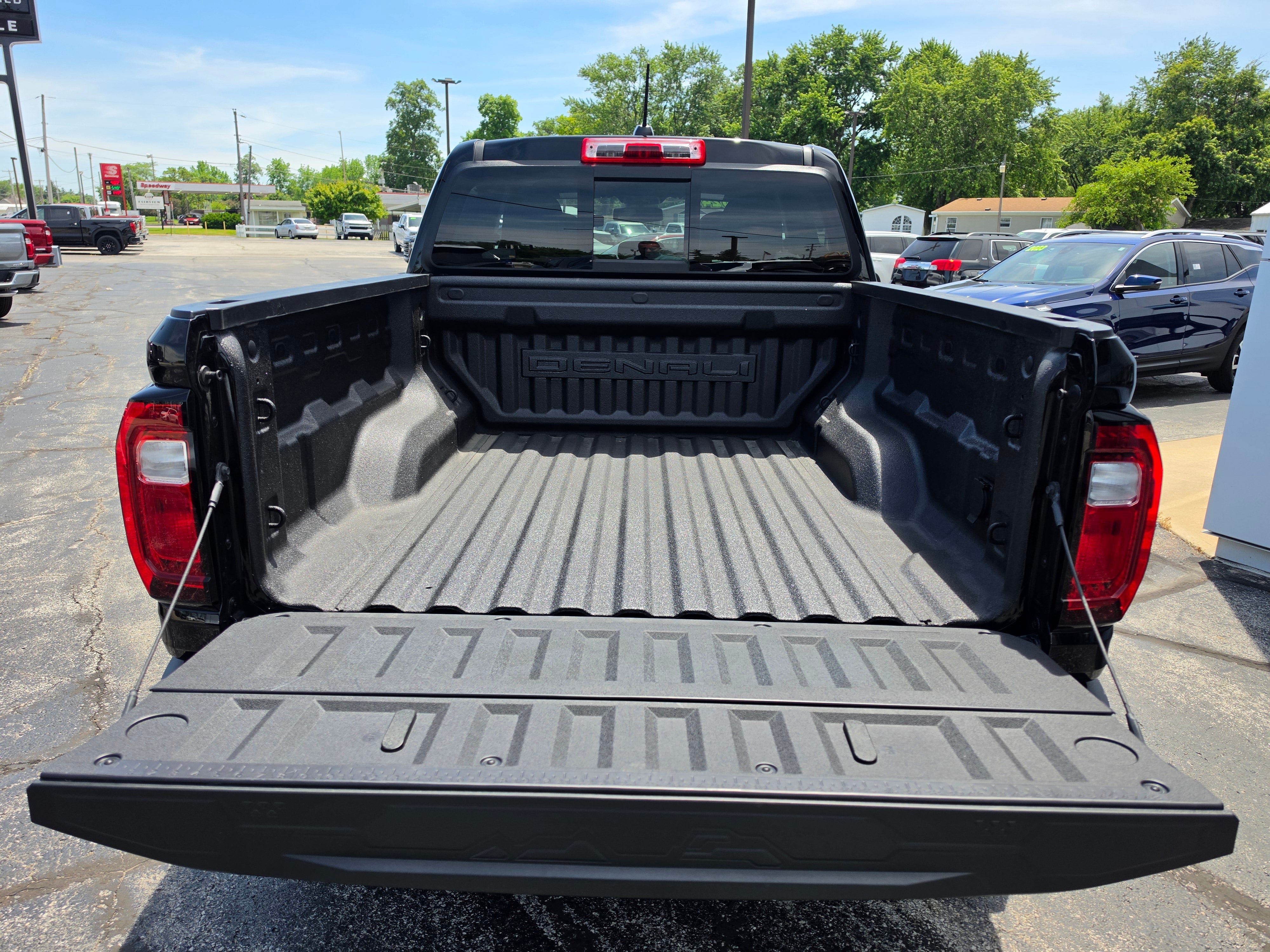Used 2024 GMC Canyon Denali AWD/4WD image 6