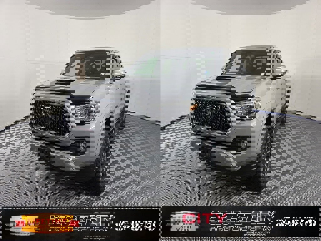 Used 2018 Toyota Tacoma TRD Sport image 3