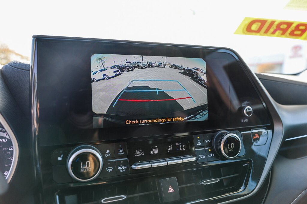 Used 2024 Toyota Highlander XLE FWD image 17