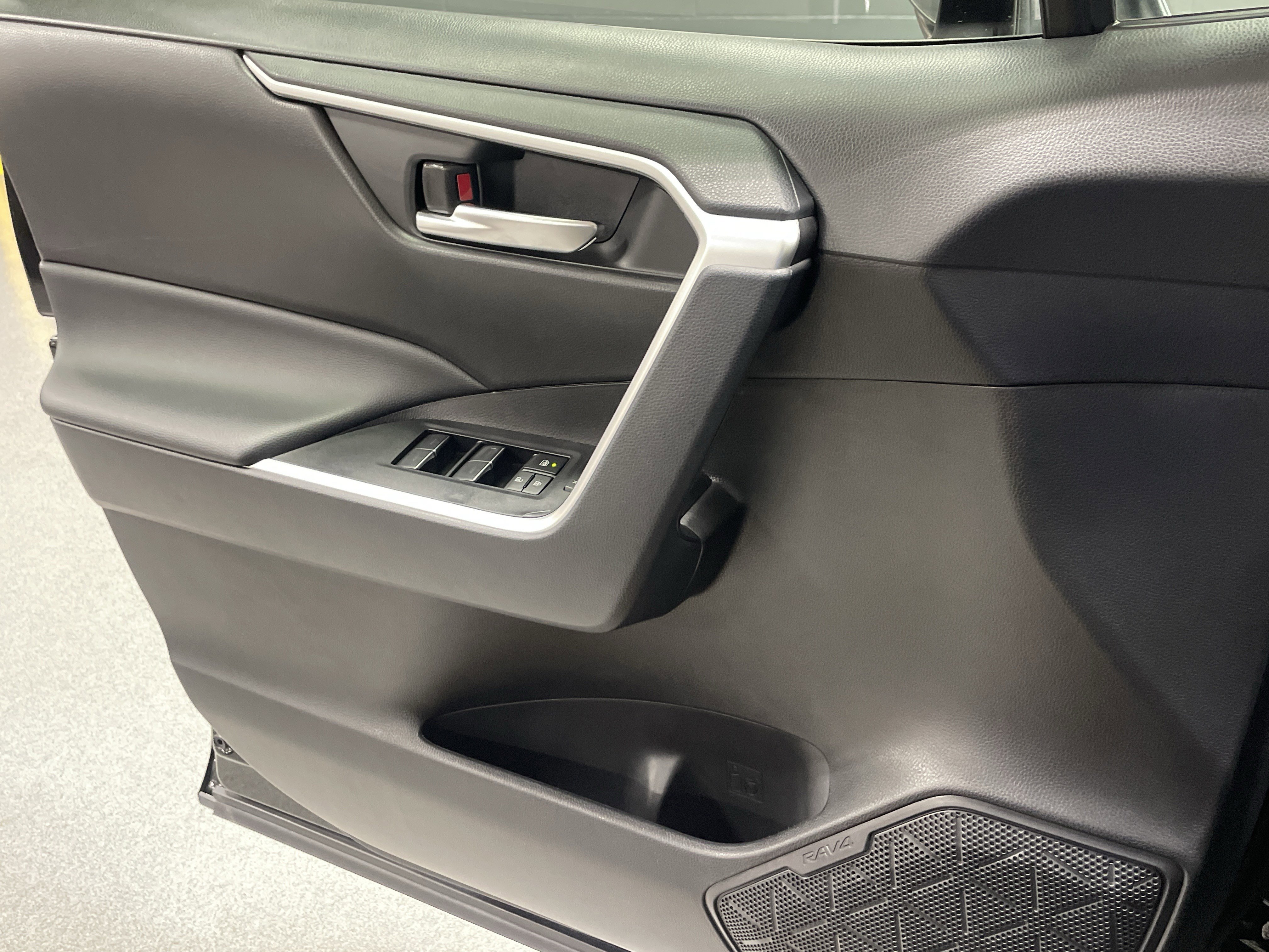 Used 2025 Toyota RAV4 XLE w/ Convenience Package AWD/4WD image 14