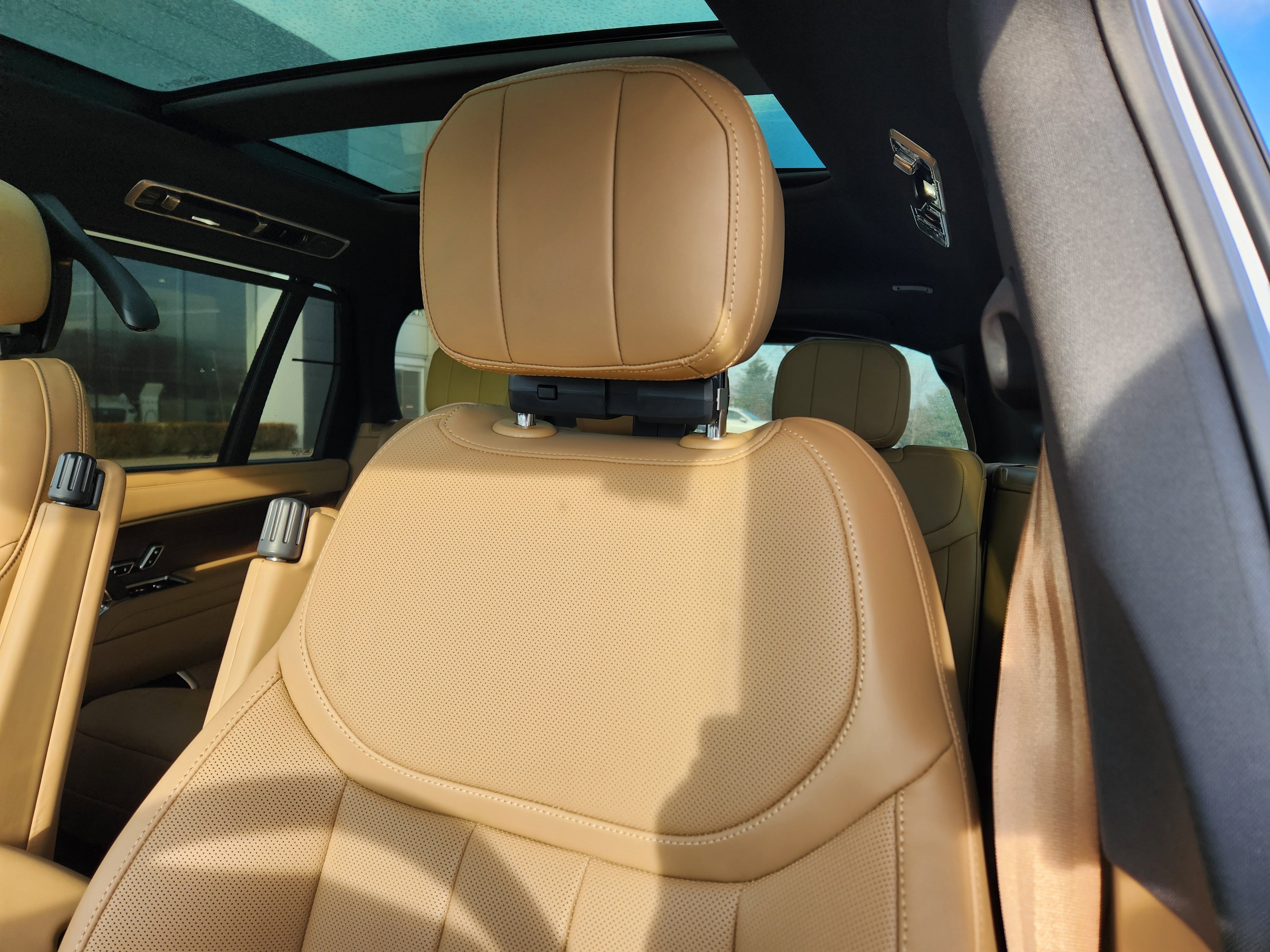 New 2026 Land Rover Range Rover Long Wheelbase SE image 9