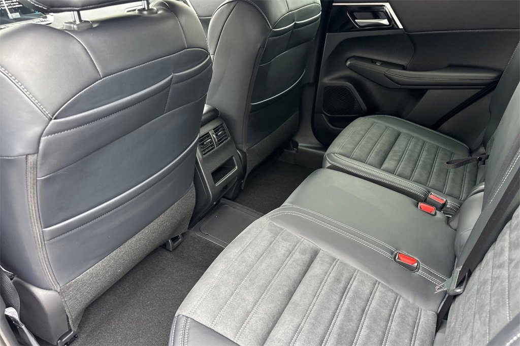 New 2025 Mitsubishi Outlander SE image 13