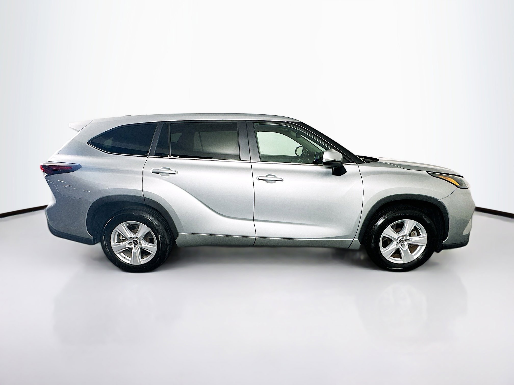 Used 2024 Toyota Highlander LE image 10