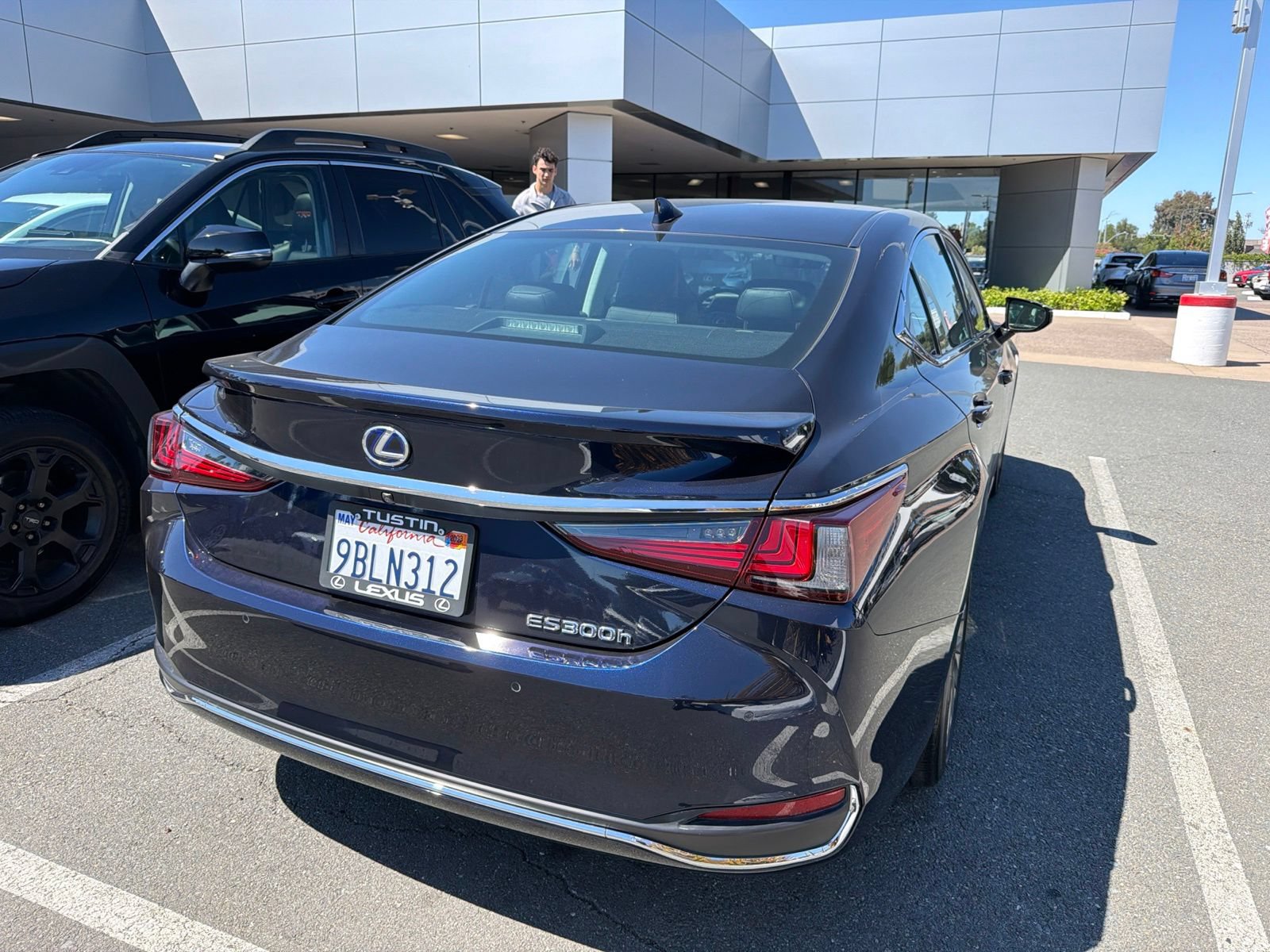 Used 2022 Lexus ES 300h w/ Luxury Package FWD image 3