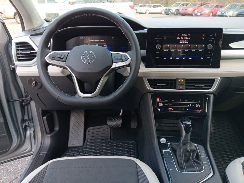 Used 2025 Volkswagen Taos SE image 14