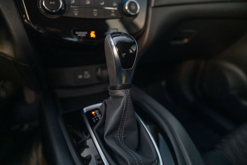 Used 2019 Nissan Rogue SV image 25