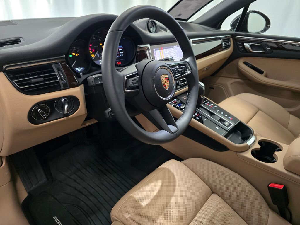 Certified 2025 Porsche Macan image 4