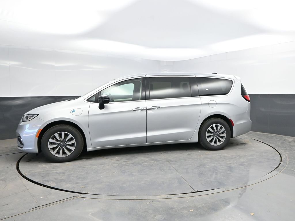 Used 2024 Chrysler Pacifica Select FWD image 6