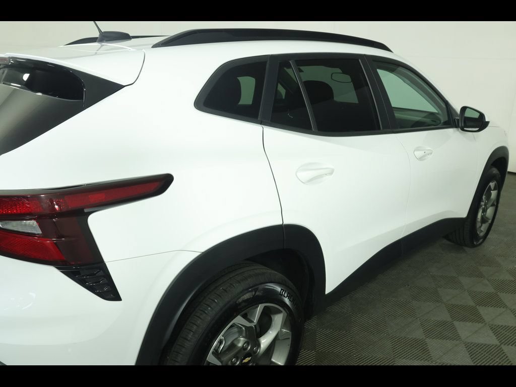 Certified 2025 Chevrolet Trax LT w/ LT Convenience Package FWD image 16