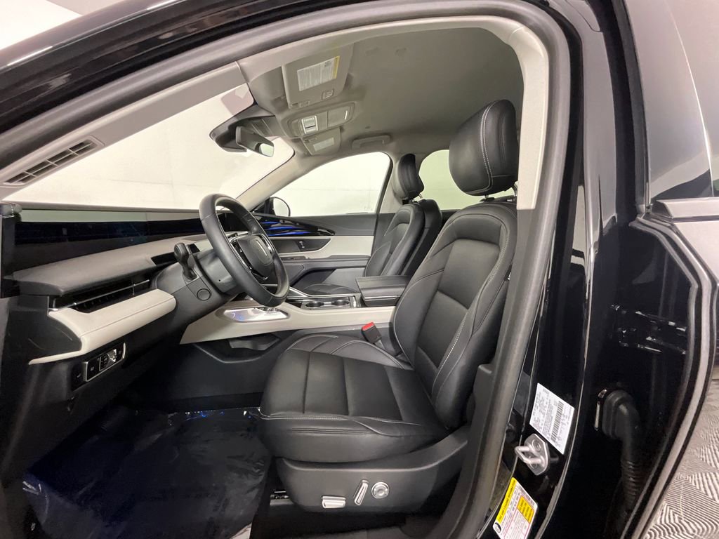 Used 2025 Lincoln Nautilus Premier image 16