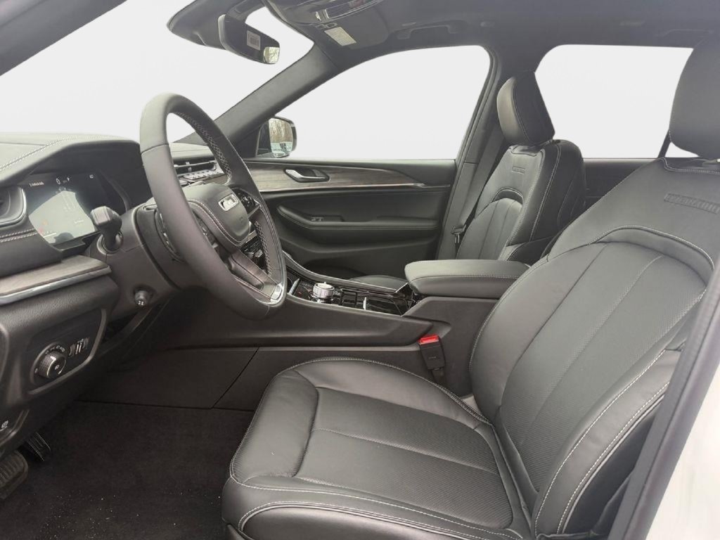 New 2025 Jeep Grand Cherokee Overland w/ MOPAR Finishing Package AWD/4WD image 9