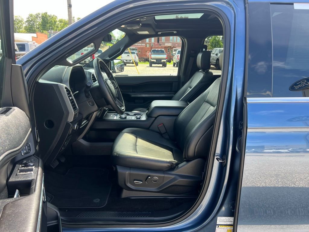 Used 2018 Ford Expedition XLT w/ Equipment Group 202A AWD/4WD image 13