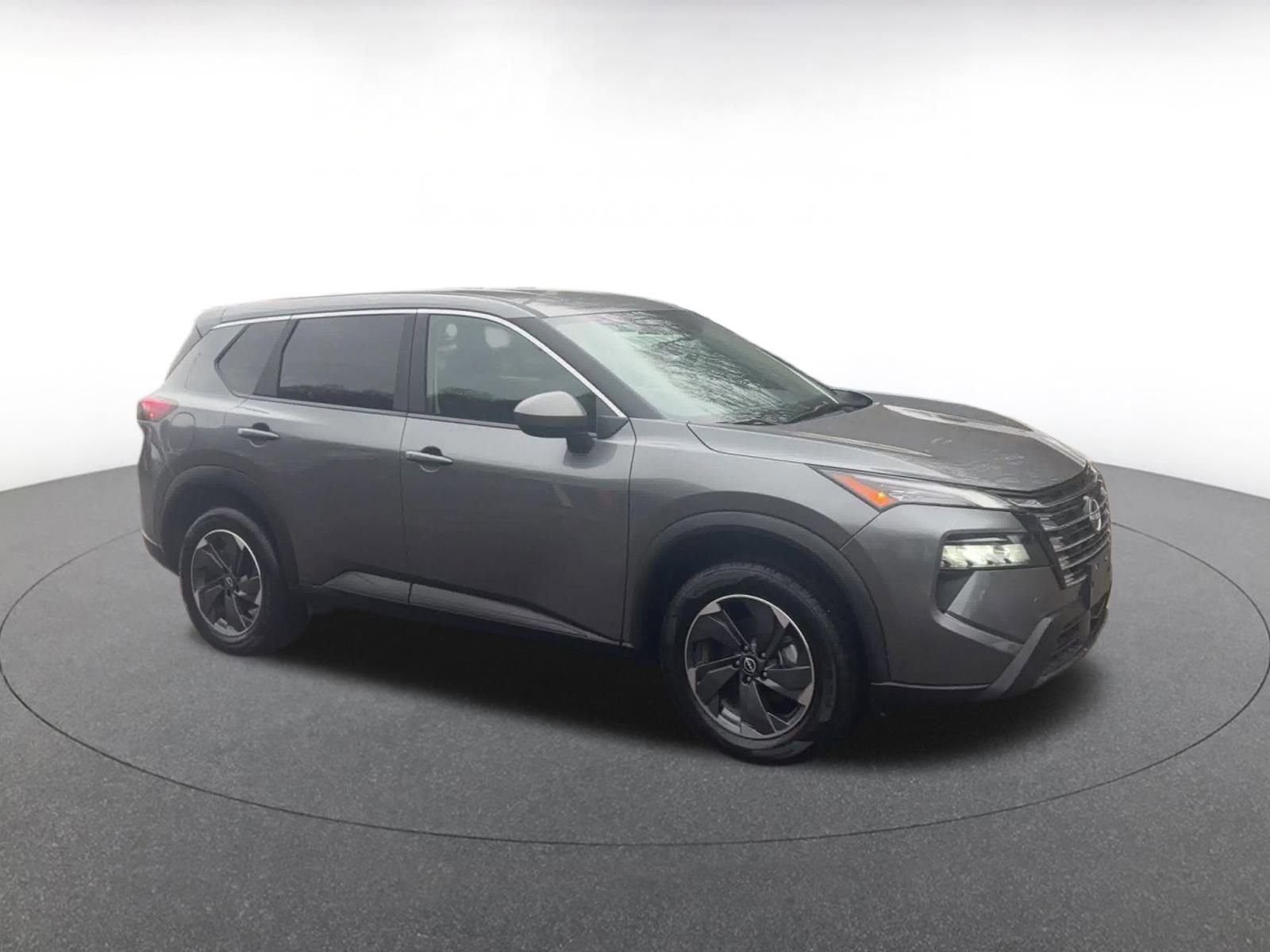 Used 2025 Nissan Rogue SV image 2